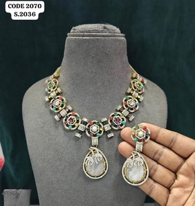 Elegante Conjunto de Collar con Colgante Floral Real y Adornos de Gemas Multicolor, Chapado en Oro Antiguo, Collar de Latón con Diseño Impresionante - Product Image 4