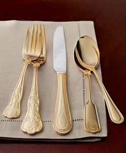 Juego de cubiertos de metal refinado diseñado para realzar la decoración de la mesa con una forma elegante y un uso confiable. - Product Image 1