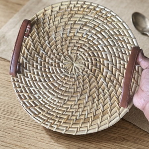 Bandeja de Servir Bohemia de Ratán Natural Tejida a Mano AG Elements con Asas de Cuero PU de 12 Pulgadas, Bandeja Decorativa para Otomana o Bodas - Product Image 6
