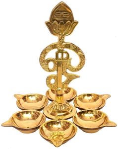 ชุดตะเกียงทองเหลืองพร้อมสัญลักษณ์โอม 7 ดวง ตะเกียงน้ำมันตกแต่งสำหรับพูจา พร้อมฐานวางตะเกียง ของตกแต่งบ้านสไตล์ศาสนาอินเดีย - Product Image 1