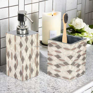 Juego de Baño de Resina Pintado a Mano Personalizado de 10 Piezas con Diseño de Modelo, Portacepillos de Dientes, Dispensador de Jabón y Espejo de Resina - Product Image 1