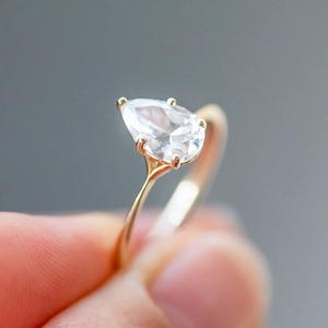 Bague de fiançailles solitaire en or jaune avec diamant de laboratoire taille poire - Product Image 2