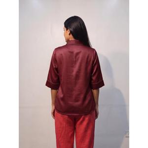 Chemise légère boutonnée pour femme avec tissu respirant pour un look chic décontracté Achetez directement auprès du fournisseur - Product Image 4