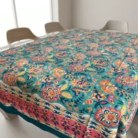 Taplak Meja Bermotif Bunga Teal dengan Motif Botani Tradisional Berwarna-warni dan Desain Pinggiran Dekoratif Berwarna Merah Muda.