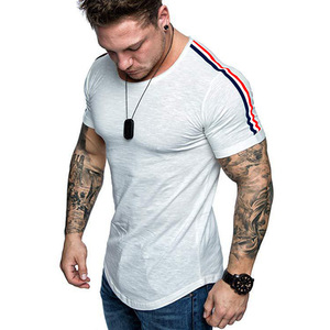 T-shirt homme vert olive coupe ajustée à manches courtes col rond avec bordure rayée contrastante en tricot décontracté - Product Image 3