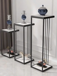 Table basse ronde en métal à trois pieds avec design décoratif industriel, plateau en marbre, mobilier moderne pour salon, style contemporain - Product Image 3