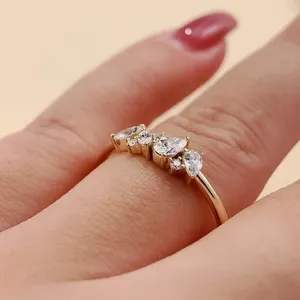 Anillo con Racimo de Diamantes en Corte Pera y Marquesa en Oro Amarillo Sólido con Piedras Redondas Decorativas y Elegante Diseño Floral - Product Image 2