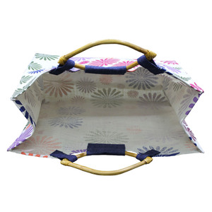 Sac fourre-tout en jute laminé avec motif en bois, poignée en PP en forme d'œil, imprimé floral, sac cadeau en jute teint et blanchi pour les jeunes - Product Image 6