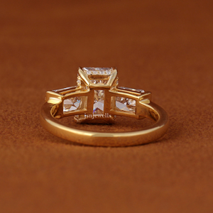 Bague de fiançailles en or jaune 14 carats avec trois diamants de laboratoire taille radiant certifiés IGI - Product Image 4