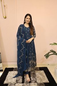 Robe sophistiquée Georgette Shalwar Kameez avec 3.10m Flair brodé Dupatta et manches longues Vêtements de style indien - Product Image 2