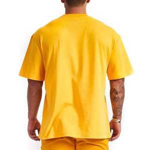 เสื้อยืดคอตตอนสีดำทรงโอเวอร์ไซส์สำหรับผู้ชาย พิมพ์ลายโลโก้สีขาวด้านหน้า แขนสั้น คอกลม ทรงพอดีตัว สไตล์ลำลอง - Product Image 4
