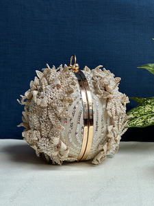 Bolso de mano de lujo con diseño floral 3D y perlas, estilo de alta costura para mujer, ideal para bodas y fiestas. - Product Image 5