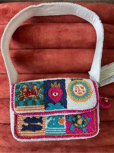 Sac à bandoulière brodé coloré avec des perles et un motif floral complexe pour les mariages, les fêtes et les événements du soir - Product Image 4