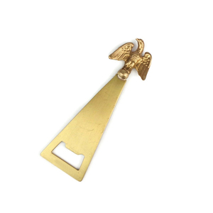 Ouvre-bouteille en métal doré en forme d'aigle, au design élégant avec une poignée en forme d'oiseau, créant une pièce d'appoint saisissante pour l'ameublement de bar. - Product Image 2