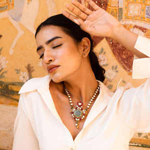 Conjunto de joyería hexagonal con diamantes Polki, rubí y esmeralda en diseño de collar y aretes de plata Gajaah 925. - Product Image 1