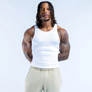Camiseta sin mangas para hombre con logo personalizado OEM, tejido ligero de alta calidad, espalda cruzada y bajo curvo, ideal para gimnasio y ropa urbana. - Product Image 3