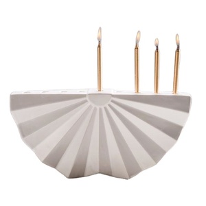 Portavelas de Cerámica en Forma de Abanico con Múltiples Ranuras para Velas, Elegante Soporte Decorativo Blanco para Decoración Moderna del Hogar - Product Image 1