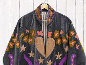 Chaqueta de terciopelo gris con bordado Suzani, diseño floral hecho a mano, estilo bohemio, para invierno. - Product Image 5
