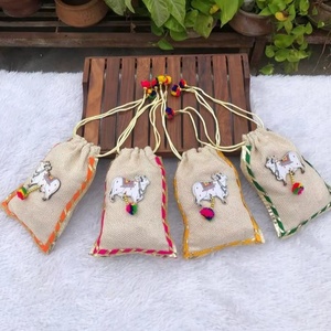 กระเป๋าผ้าปอกระเจา Kamdhenu ทำมือ ลายชนเผ่าดั้งเดิม พร้อมเชือกผูก สำหรับใส่ของขวัญในงานเทศกาล งานแต่งงาน ของชำร่วยงาน Shagun - Product Image 1