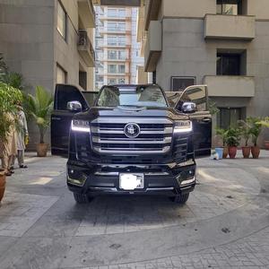 Elegante Toyota Land Cruiser Heritage Edition con caja de cambios automática, en perfectas condiciones de conducción, con interior de cuero oscuro y fiable. - Product Image 5