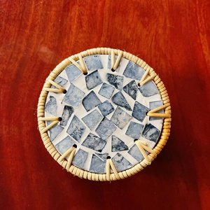 ที่รองแก้วเซรามิกทรงกลมลายหวาย ทูเยต์ ดุง ทำจากเส้นใยธรรมชาติ ทนความร้อน ลายดอกไม้คลาสสิก ของตกแต่งวันหยุด ของขวัญ ผลิตในเวียดนาม - Product Image 4