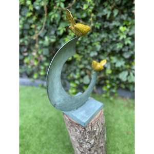 Sculpture de pilier circulaire abstrait avec oiseaux sur le dessus, base en métal, pour la décoration de jardins et d'événements. - Product Image 1