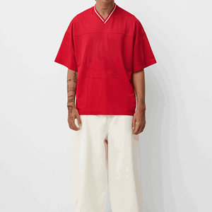 T-shirt pour homme en maille rouge surdimensionné à col en V et manches courtes, style sportif respirant, couleur unie, tissu tricoté - Product Image 5