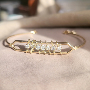 Bracelet manchette géométrique en or jaune avec diamants de laboratoire - Product Image 6