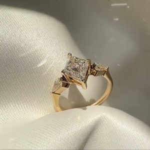 Bague en or rose 14 carats avec diamant de laboratoire certifié IGI, taille losange 1,50 carat et pierres latérales en forme de cerf-volant, style classique pour fiançailles féminines - Product Image 2