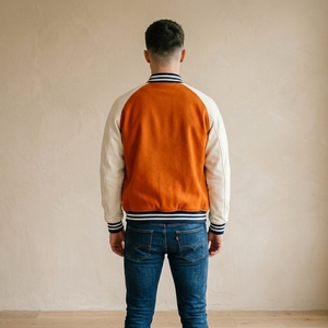 Veste universitaire pour homme, orange et blanche, style décontracté, col montant, fermeture à boutons, vêtement d'hiver, 100% laine, logo sur le devant - Product Image 2