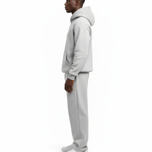 Survêtement confortable pour homme, conçu avec des matériaux doux, une construction pratique et un look sportif pour l'entraînement et le jogging. - Product Image 3