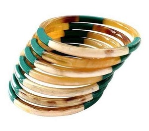 Bracelet en corne naturelle poli à la main, artisanat décoratif durable, cadeau par madiha art and crafts - Product Image 4