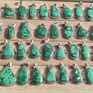 Collier pendentif en malachite verte naturelle, plaqué argent, cristal de guérison, éco-responsable, fait main, inspiré du Reiki, 100% - Product Image 6