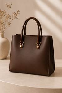 Sac fourre-tout élégant en cuir véritable marron pour femme avec poignée supérieure et quincaillerie dorée - Product Image 1