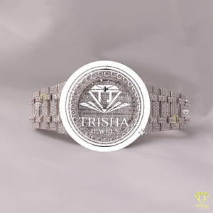 Reloj de diseñador con diamantes de moissanita, con piedras de claridad VVS brillantes, esfera con incrustaciones de baguettes y diseño de lujo. - Product Image 1