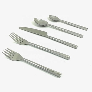 Ensemble de couverts sans danger pour les aliments en acier inoxydable poli mat à poignée plate rectangulaire plate pour table ayant cinq pièces - Product Image 4