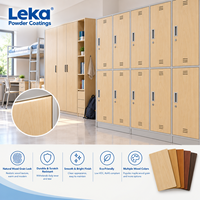Revêtement en poudre à effet grain de bois d'érable pour une apparence brillante et propre des portes de casiers scolaires et des unités de rangement de dortoirs.