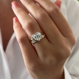 Ensemble de bagues de fiançailles et de mariage en diamant de laboratoire en forme de cœur de 2 carats, sertissage unique à griffes en cathédrale de 3 mm, ajustement parfait, certifié IGI - Product Image 4
