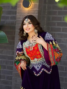 Robe traditionnelle afghane Kuchi pour femmes, robe décontractée en velours violet, pantalon rouge, tenue maxi brodée colorée et élaborée - Product Image 2