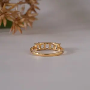 Elegante anillo de compromiso de oro amarillo con diamante solitario de corte esmeralda para mujer, regalo de lujo para propuesta de matrimonio o aniversario, joyería fina. - Product Image 6