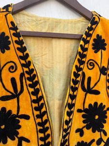 Chaleco de Terciopelo de Algodón Color Mostaza, Chaleco Suzani para Mujer, Bordado a Mano con Diseño Floral, Sin Mangas, Ligero, Informal, Venta al Por Mayor - Product Image 2