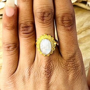 Bague florale au design unique, style bohème, en laiton plaqué or 18 carats, avec pierre de lune, pour femmes, vente en gros OEM ODM - Product Image 6