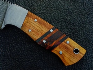 Couteau utilitaire à lame fixe, motif Damas, fabrication artisanale haut de gamme, manche en bois dur, fourreau en cuir, couteau de camping pour extérieur - Product Image 4