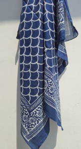 Paréo Sarong Bohème Indigo à Bord Festonné, Imprimé au Bloc à la Main, Cache-maillot de Bain, Vêtement de Plage pour Femme, Motif Vague et Feston, Idéal pour les Villages Balnéaires - Product Image 4