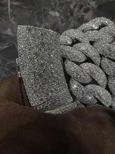 สร้อยข้อมือแบบ Cuban Link ประดับเพชร Moissanite ทรง Brilliant Cut ระดับ VVS ทองคำแท้ 9K รับรองโดย IGI สำหรับทั้งชายและหญิง สินค้าขายดีอันดับหนึ่ง สไตล์ฮิปฮอปสุดหรู - Product Image 5