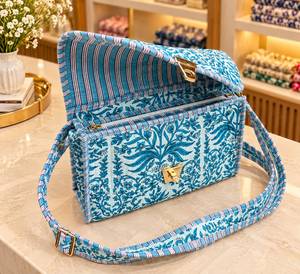 Sac à bandoulière matelassé en coton brodé de fleurs bleues avec fermoir métallique - Product Image 2