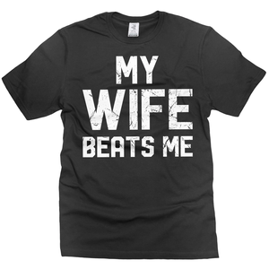 Camiseta de Algodón 100% Ecológica Unisex de Manga Corta con Estampado Frontal de Serigrafía: Mi Esposa Me Da Golpes (Broma Divertida) - Product Image 4