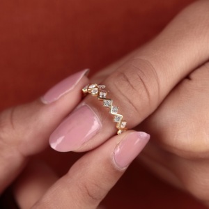 Bague de mariage empilable en or 14 carats avec diamants de laboratoire ronds et taille princesse, motif zigzag, pour elle, vente en gros - Product Image 6