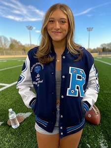 Chaqueta universitaria personalizada para damas, para esta jugadoras de fútbol americano de la escuela secundaria Los Osos. - Product Image 1