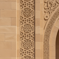 Façade d'entrée en pierre calcaire beige naturelle sculptée islamique, surface découpée à la machine, légère, installation facile, forme carrée